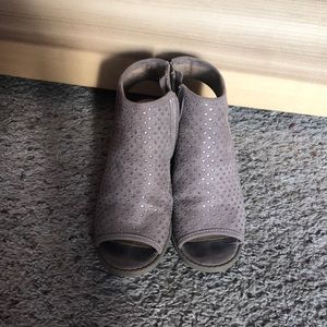 These are heels with stars on the front on the cotton